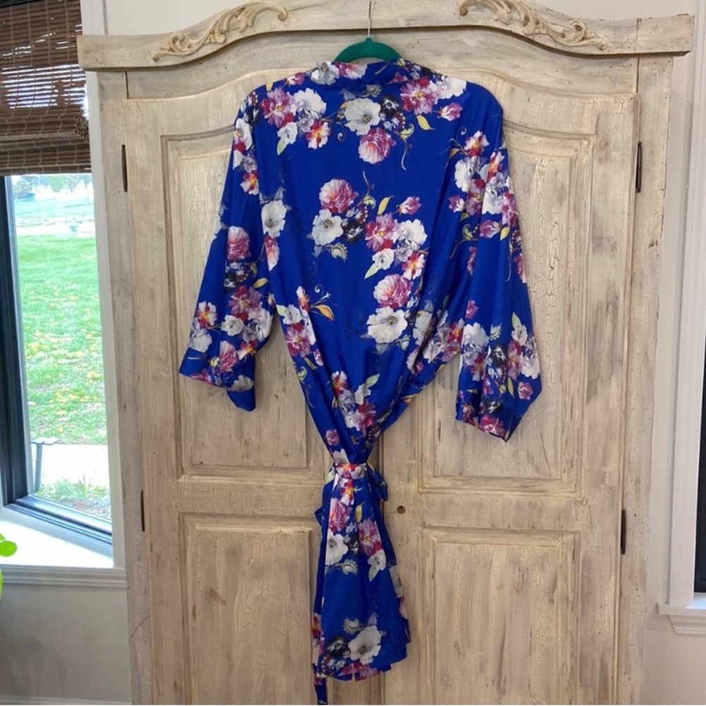 Beautiful Floral Robe - Picture 2 of 4